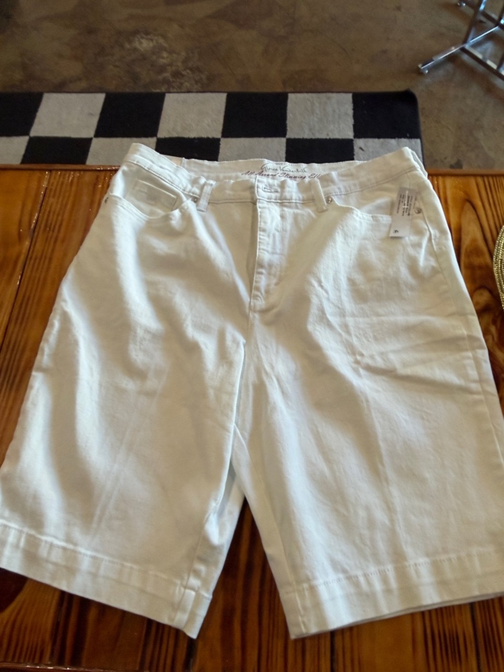 Gloria Vanderbilt women’s  White Flat Front Cotton Shorts